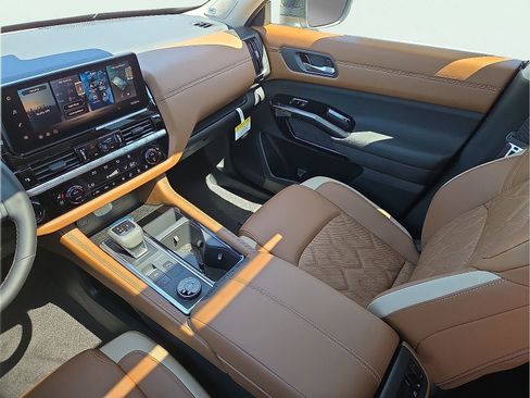 New 2026 Nissan Pathfinder Platinum AWD/4WD image 12