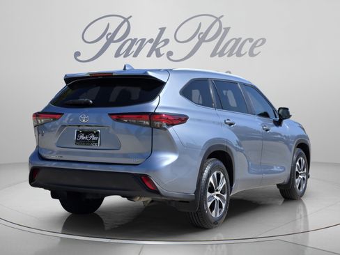 Used 2023 Toyota Highlander XLE FWD image 5