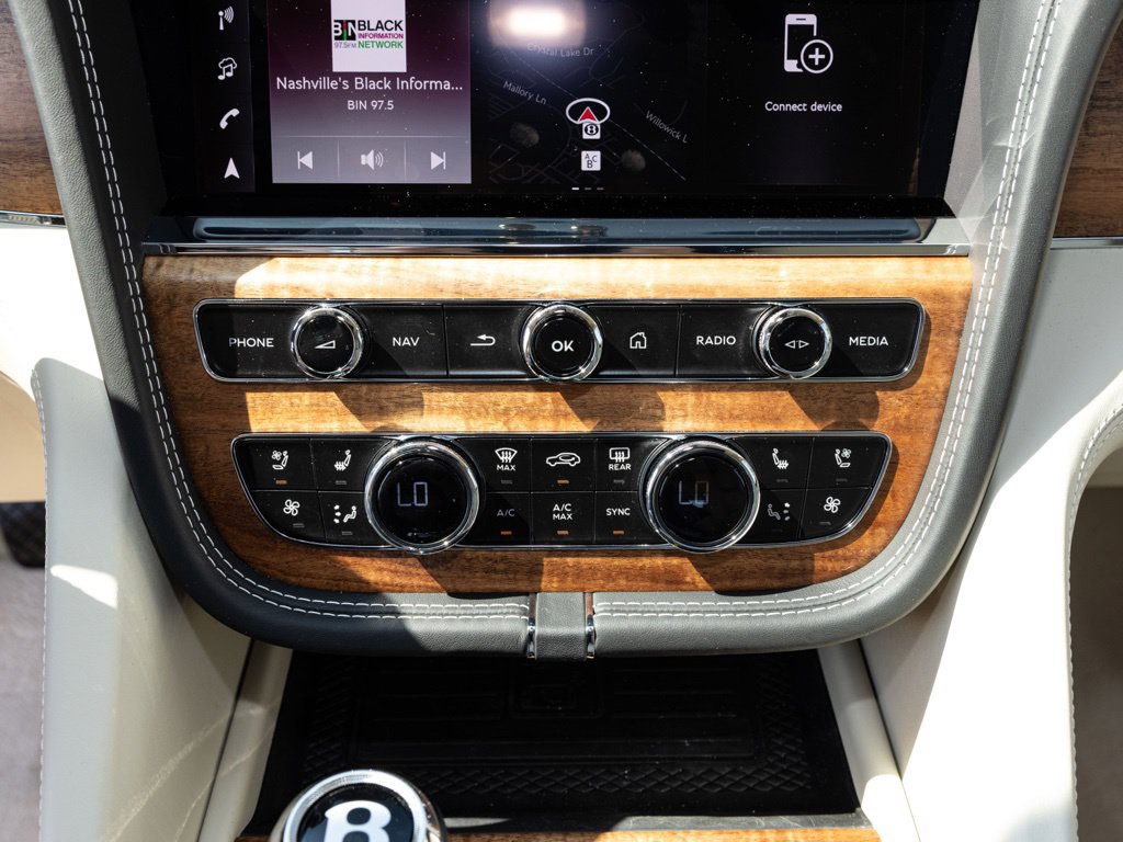 Used 2025 Bentley Bentayga AWD/4WD image 49