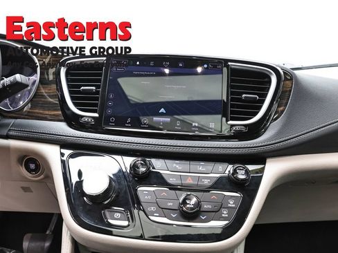 Used 2023 Chrysler Pacifica Limited FWD image 12