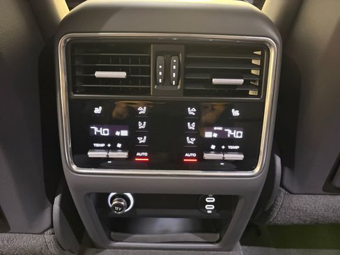 Certified 2023 Porsche Cayenne Turbo S AWD/4WD image 25
