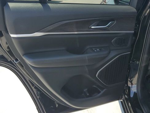 New 2025 Jeep Grand Cherokee Limited w/ Black Appearance Package image 17