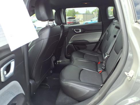 Used 2024 Jeep Compass Latitude AWD/4WD image 12