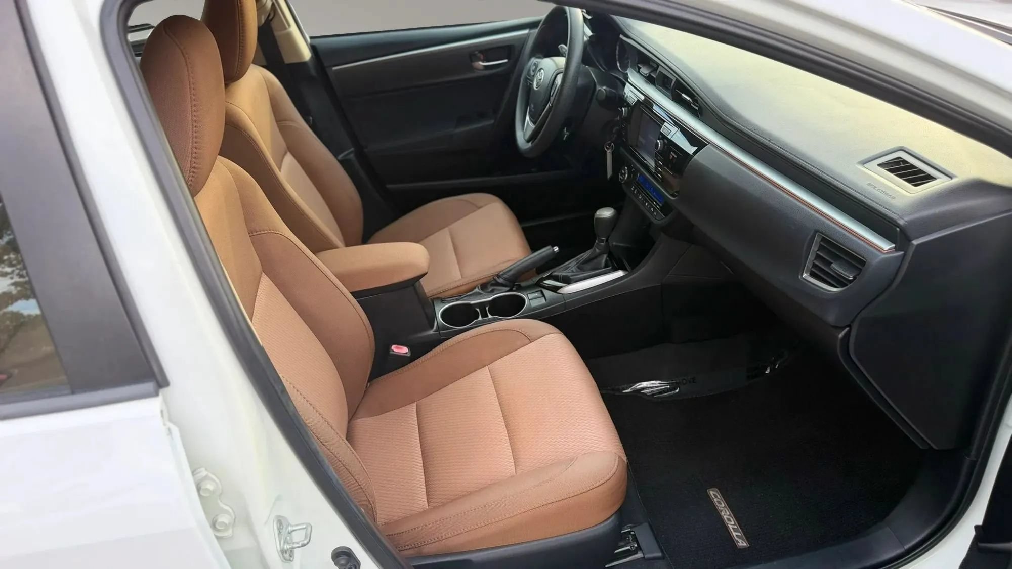 Used 2015 Toyota Corolla LE FWD image 17
