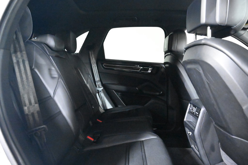 Used 2023 Porsche Cayenne w/ Premium Package AWD/4WD image 18