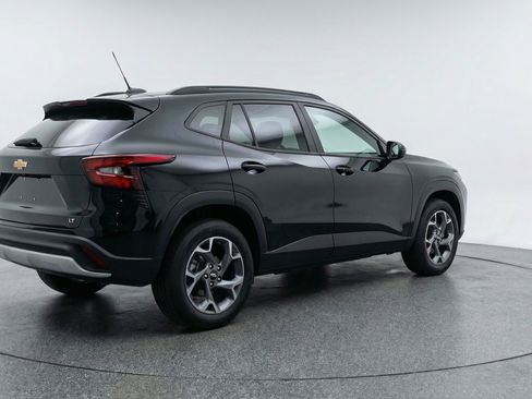 Used 2025 Chevrolet Trax LT w/ LT Convenience Package image 9