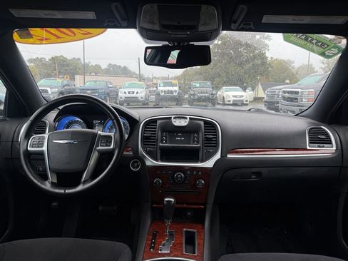 Used 2012 Chrysler 300 image 23