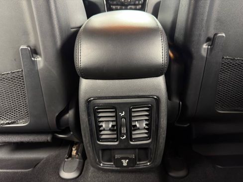 Used 2021 Jeep Grand Cherokee Laredo X AWD/4WD image 32