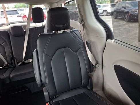 Used 2022 Chrysler Pacifica Touring-L AWD/4WD image 20