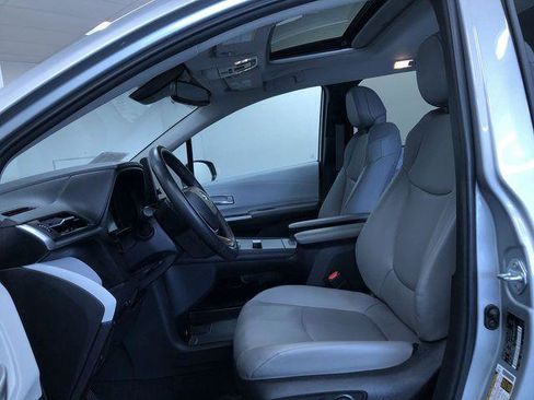 Certified 2025 Toyota Sienna XLE FWD image 18