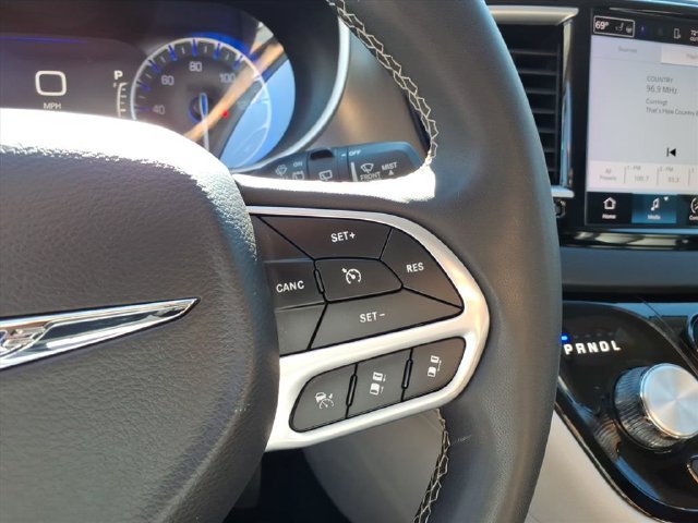 Used 2024 Chrysler Pacifica Touring-L FWD image 21