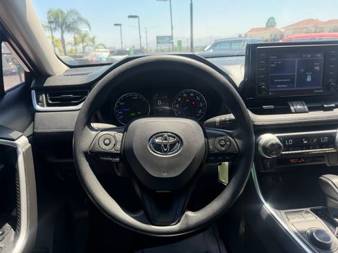 Used 2020 Toyota RAV4 LE AWD/4WD image 17