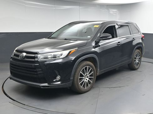 Used 2018 Toyota Highlander SE FWD image 1