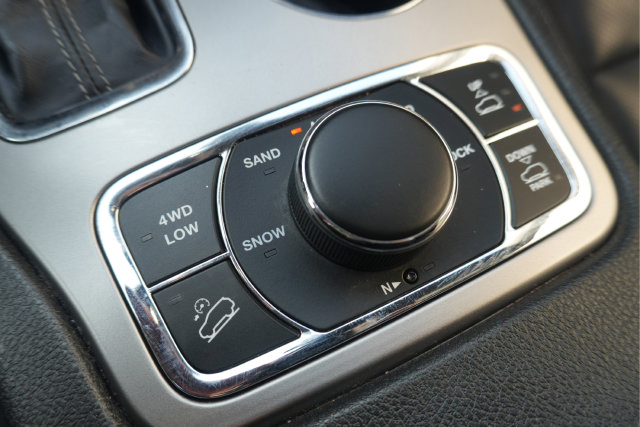 Used 2020 Jeep Grand Cherokee Overland AWD/4WD image 32