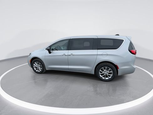 New 2026 Chrysler Pacifica Select image 5