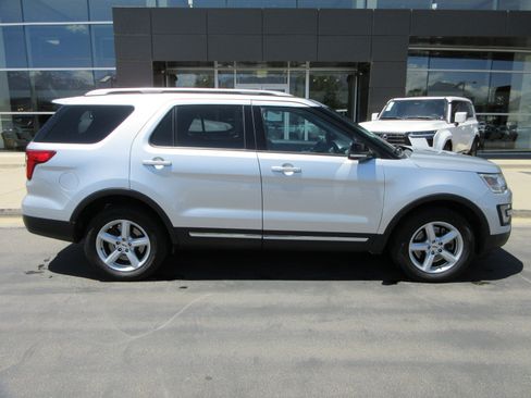 Used 2017 Ford Explorer XLT w/ Equipment Group 202A AWD/4WD image 12