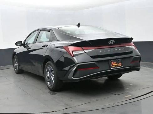 Used 2024 Hyundai Elantra SEL FWD image 9