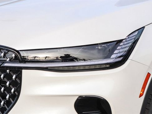 Used 2025 Lincoln Nautilus Premier w/ Equipment Group 102A image 4