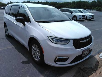 Used 2025 Chrysler Pacifica Select