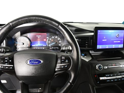 Used 2020 Ford Explorer XLT w/ Equipment Group 202A AWD/4WD image 17
