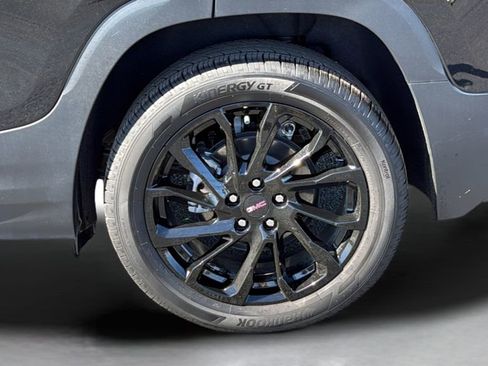 Used 2024 GMC Terrain SLE w/ Driver Convenience Package image 13