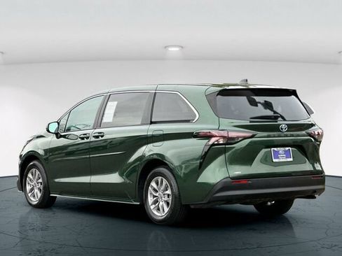 Used 2024 Toyota Sienna LE AWD/4WD image 4