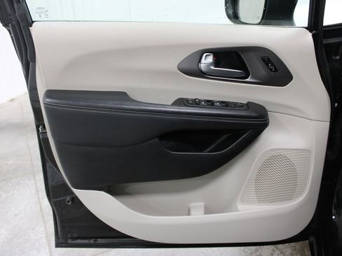 Used 2023 Chrysler Pacifica Touring-L FWD image 19