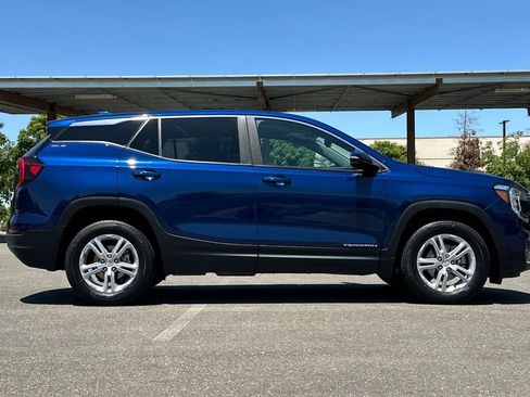 Used 2022 GMC Terrain SLE w/ LPO, Floor Liner Package image 8