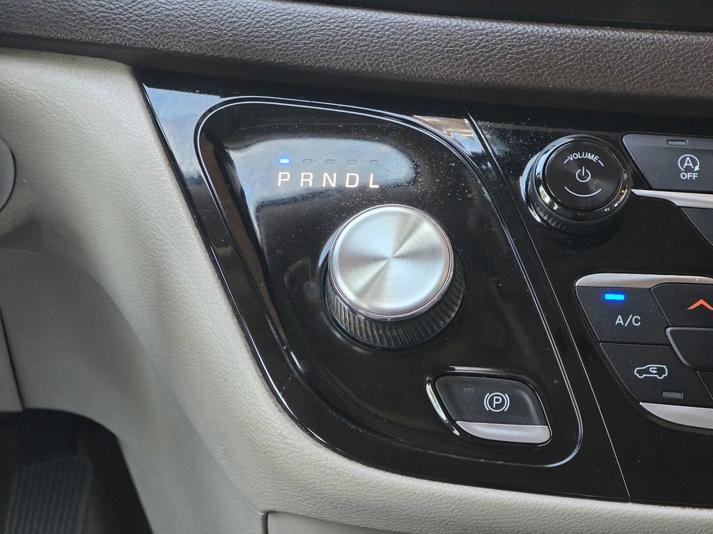 Used 2020 Chrysler Pacifica Touring FWD image 16