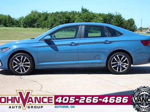 Used 2025 Volkswagen Jetta SE FWD image 5