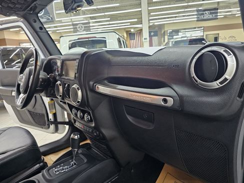 Used 2016 Jeep Wrangler Unlimited Rubicon AWD/4WD image 19