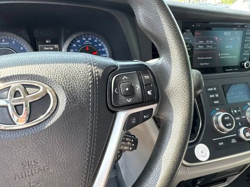 Used 2020 Toyota Sienna LE FWD image 46