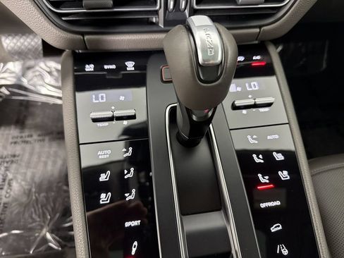 Certified 2024 Porsche Macan AWD/4WD image 31