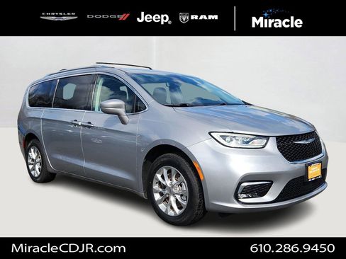 Certified 2021 Chrysler Pacifica Touring-L image 1