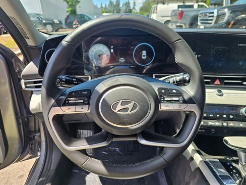 Used 2025 Hyundai Elantra Limited FWD image 26