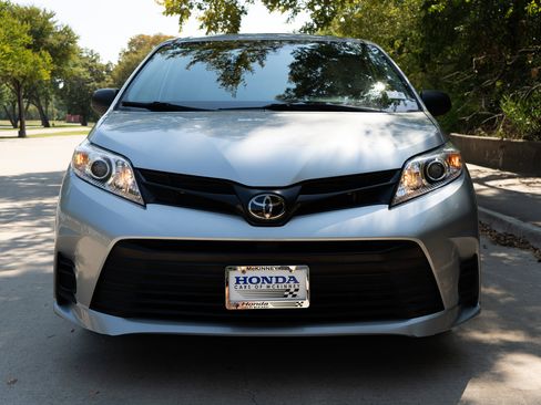 Used 2020 Toyota Sienna L image 3