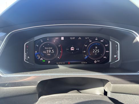 Used 2022 Volkswagen Tiguan SEL R-Line image 9