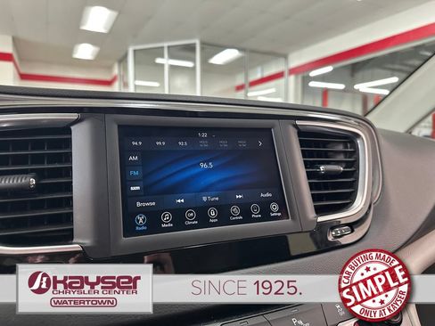 Used 2020 Chrysler Pacifica Touring-L FWD image 21