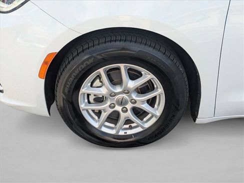Used 2022 Chrysler Pacifica Touring-L image 21