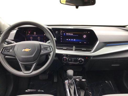 Used 2025 Chevrolet Trax LT FWD image 23