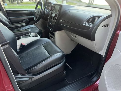 Used 2013 Chrysler Town & Country Touring FWD image 24