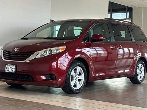 Certified 2016 Toyota Sienna LE image 8
