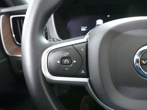 Used 2022 Volvo XC60 B5 Momentum image 11