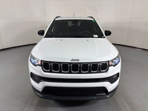 Used 2024 Jeep Compass Latitude AWD/4WD image 3