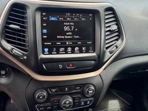 Used 2018 Jeep Cherokee Limited AWD/4WD image 11