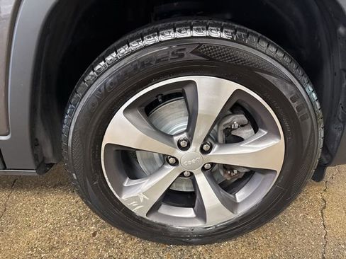 Used 2020 Jeep Cherokee Limited AWD/4WD image 9