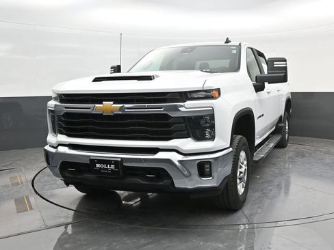 Used 2024 Chevrolet Silverado 2500 LT w/ Convenience Package AWD/4WD image 3