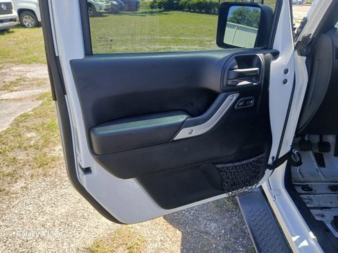 Used 2016 Jeep Wrangler Unlimited Sahara w/ Connectivity Group AWD/4WD image 11