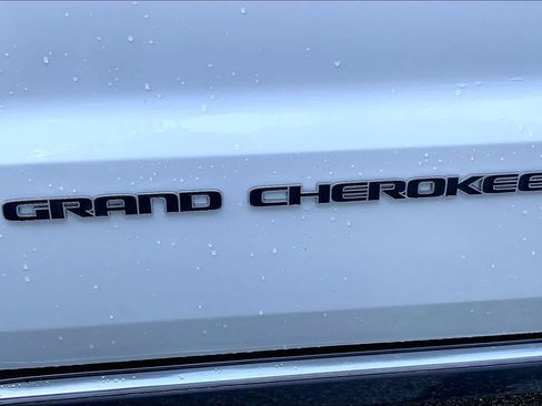 Used 2018 Jeep Grand Cherokee Summit AWD/4WD image 10