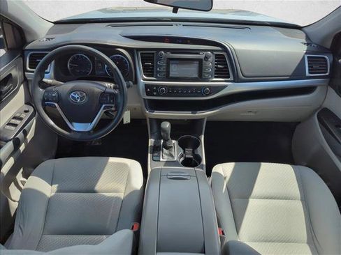 Used 2017 Toyota Highlander LE FWD image 19
